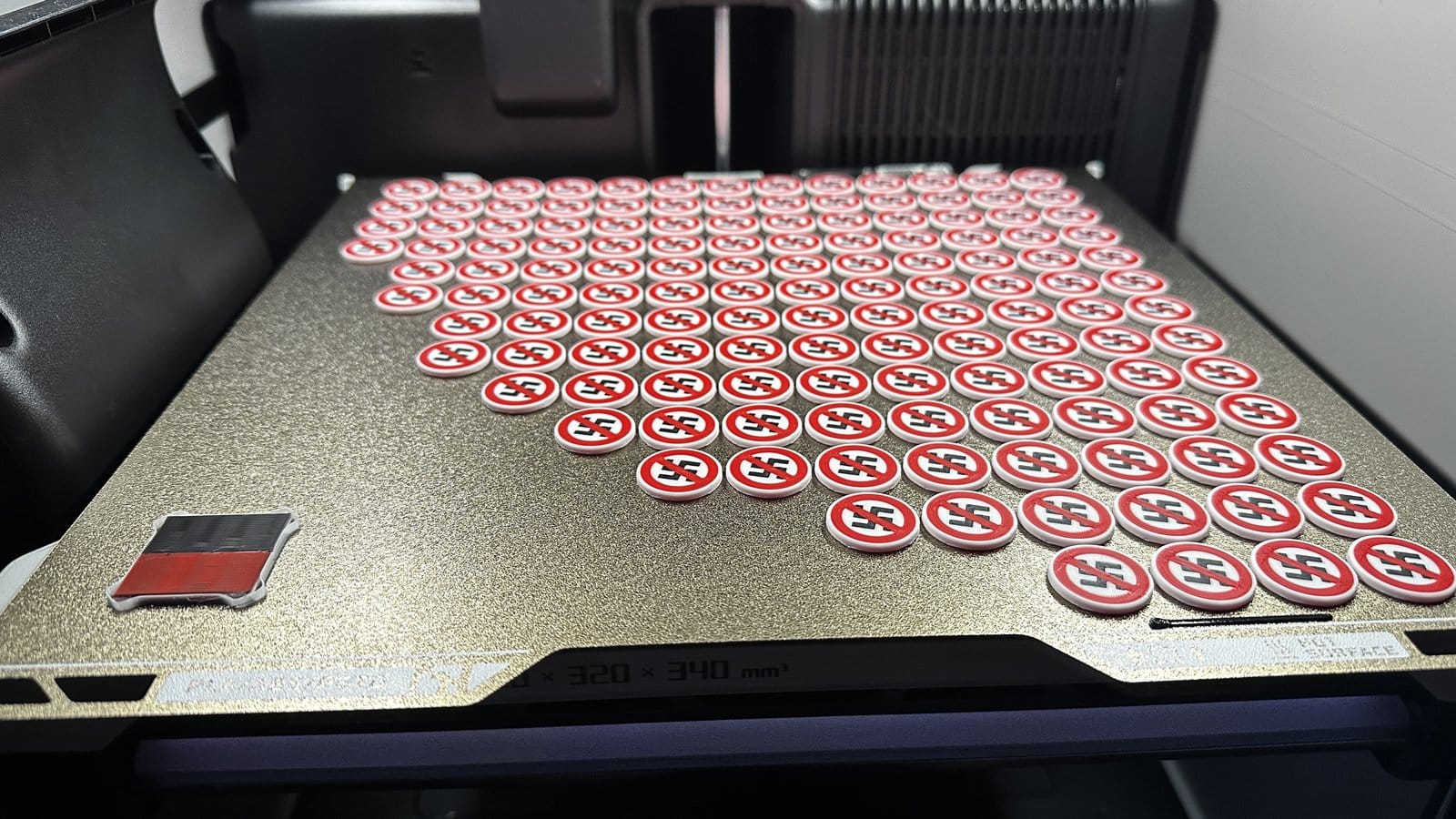 Volle Druckplatte mit rund 120 fertigen Einkaufswagenchips Nazis Verboten im 3D-Drucker