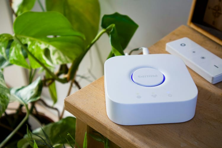 Smart-Home-Hub auf einem Holztisch — symbolisch für Tag-basierte Automatisierung in Home Assistant